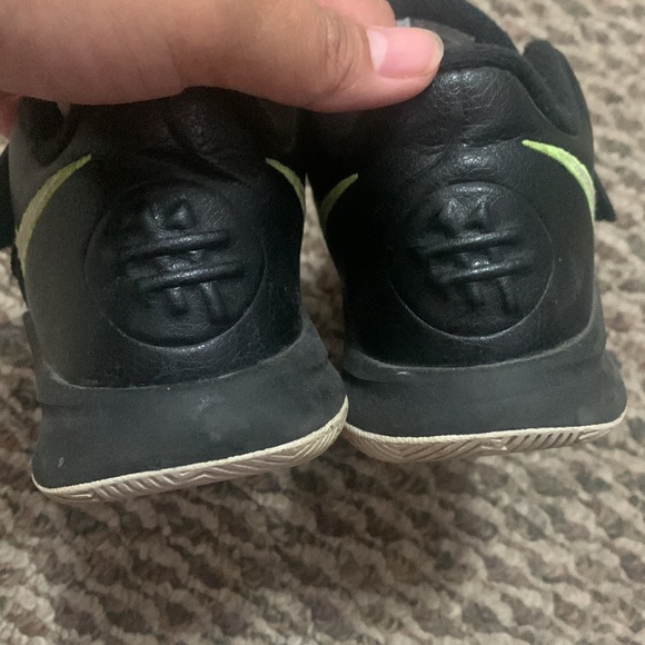 Nike Kyrie size 12C - Picture 3 of 4